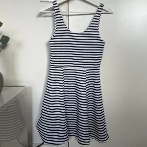 Klänning - Jättesöt randig klänning. Kort och fin till sommaren, sitter jättefint kring brösten. Kommer inte till användning. Köpte för 249 säljer för 90kr💕🌸