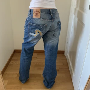 Replay jeans  - Super snygga jeans från replay! Säljer då dom är för stora. Står ”40 kids” i dom men skulle säga att de sitter typ som storlek 36! Inga fler egna bilder men skriv för bilder hur dem såg ut på förra ägaren💕Köp via köp nu!