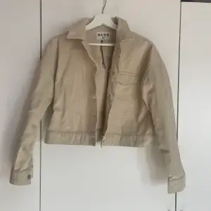 💛Vårstädning av garderob 💛  Vårjacka från NA-KD. Croppad jeansjacke i beige, med en ficka på bröstet. Fint skick. 