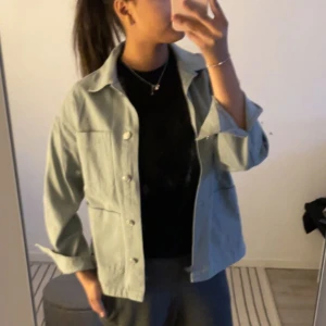 Grön vårjacka - Grön tunn vårjacka i jeans tyg från H&M 💕