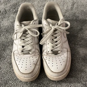 Air Force 1 - Ett par AF1 som är väl använda🩷 tveka inte att fråga om du undrar något😝kartong kommer inte med vid köp och nypris:1100kr