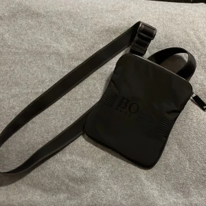 Hugo Boss Väska - Svart Hugo Boss väska som jag säljer billigt. Skriv för mer info och bilder. 