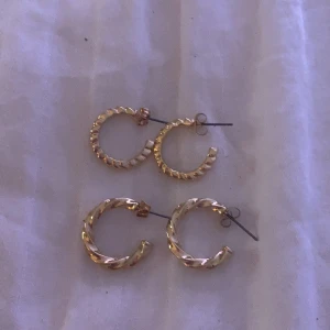 Örhängen - Säljer dessa jätte fina örhängen i par. 1st för 30kr 2st för 50kr Kom privat för fler frågor eller bilder.