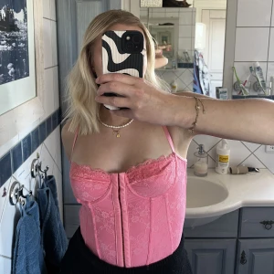 Korsett topp  - Rosa supersöt korsett topp som går att knäppa framifrån, nyskick, endast testad 