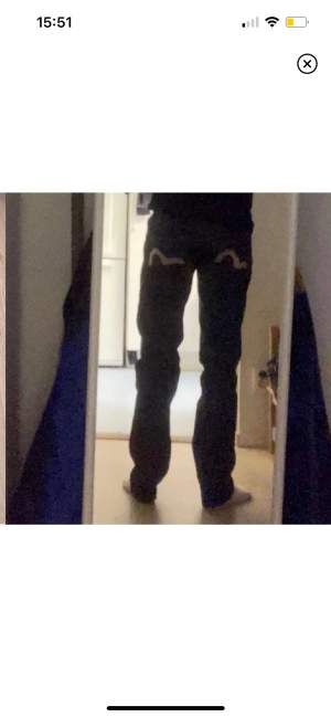 Super snygga evisu jeans som jag säljer då de inte kommer till användning tyvärr ! Straight fit, inga defekter Innerbenslängd: 78 cm Benöppning : ca 21 cm , Midja rakt över: 48 cm. 