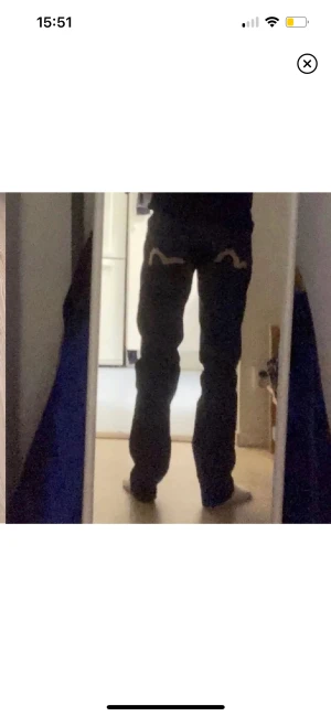 Äkta!! Evisu jeans - Super snygga evisu jeans som jag säljer då de inte kommer till användning tyvärr ! Straight fit, inga defekter Innerbenslängd: 78 cm Benöppning : ca 21 cm , Midja rakt över: 48 cm. 