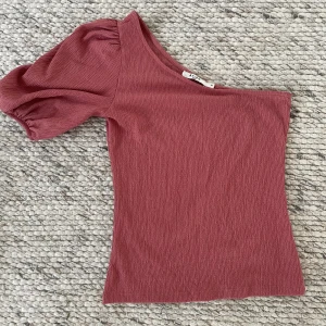 Enärmad tröja  - Fin blus/tröja från NAKD 