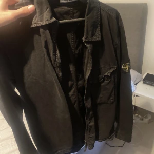 Stone Island Overshirt  - Fin svart Overshirt av Stone Island i Medium. Bra skick nypris ca 3000. Diskuterbaet pris runt 1400