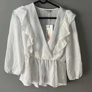 Blus - Jag säljer min helt oanvända blus ifrån only i storlek s