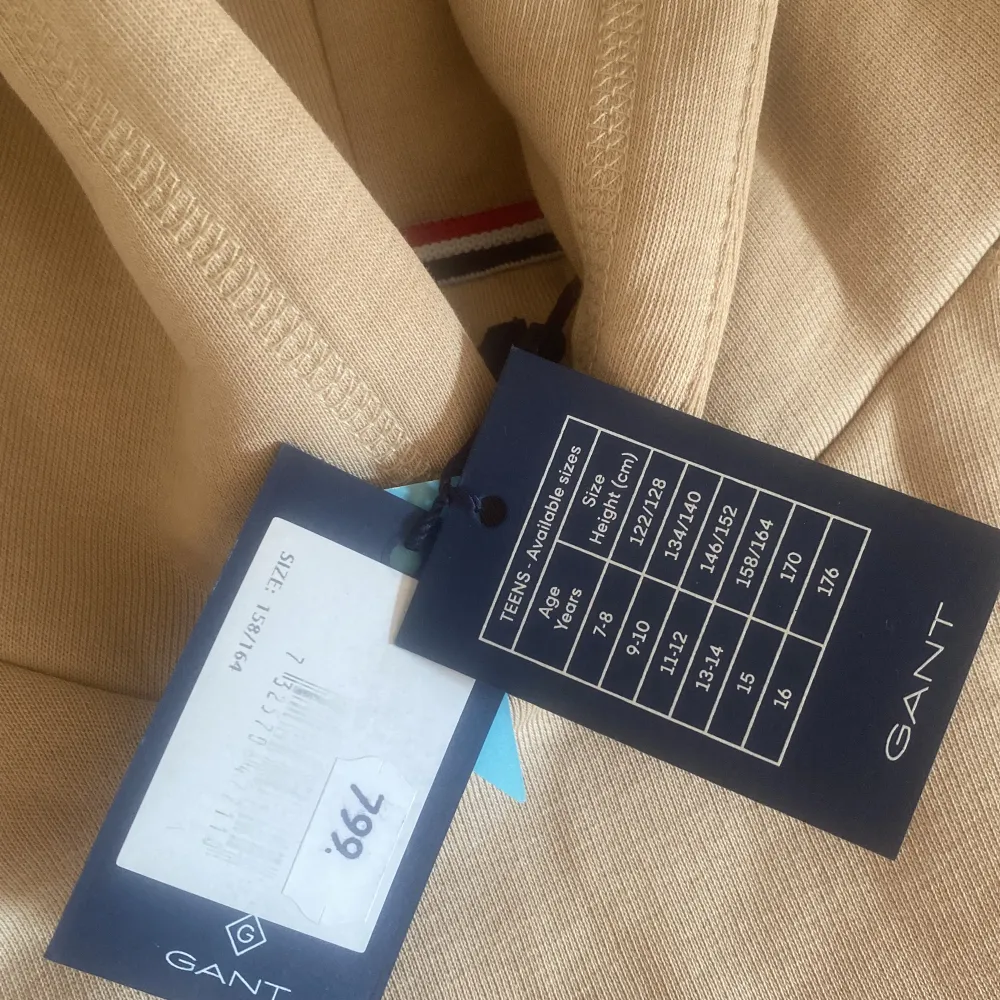 Ursprungs pris:799 kr Fin biege gant hoodie i storlek 158-164. Den är i helt nyskick och jag fick den i 12 årspresent men den var förstor. Det var försent att byta den och nu ligger den bara i garderoben och samlar damm❤️. Hoodies.