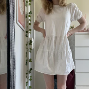 Såå fin vit sommarklänning från Zara - Vit sommarklänning från Zara✨Köptes förra sommaren men användes sällan därav säljer jag den. Storlek XS men passar även S👍Perfekt när man ska till stranden🥰