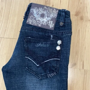 Jeans  - Säljer dessa superfina jeans då de tyvärr inte passade på mig😩🥰 De är köpta här på plick. 