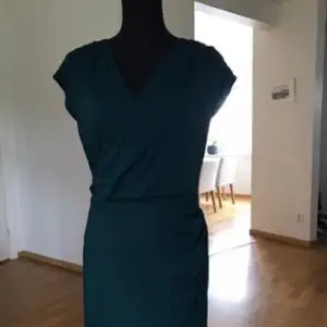 Tiger mörkgrön klänning i storlek 40. Den är i nytt skick och köpt från Story butiken i Jönköping.  Pris: 650