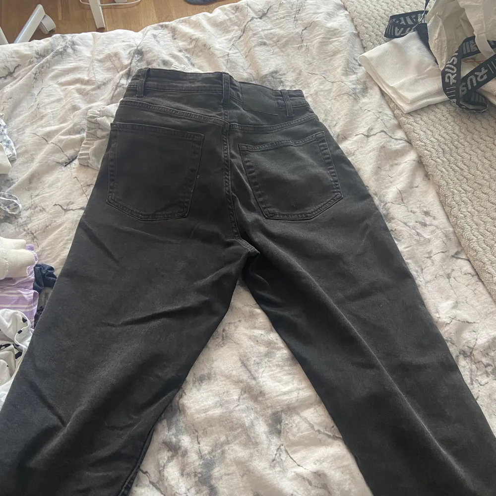  Ett par svarta jeans,kostar 45kr+25kr frakt. Jeans & Byxor.