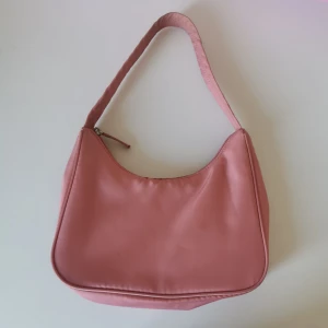 Rosa väska  - Rosa väska från monki 