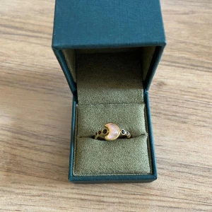 Maria Nilsdotter ring - Säljer denna super snygga Maria Nilsdotter ring som jag fick denna jul! Används lite men helt ny skick💞💞 storlek 17’ 