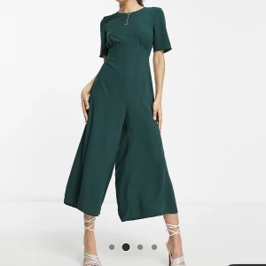 Grön Jumpsuit - Helt ny, oanvänd ”petite lace up tea back jumpsuit” från ASOS. Finns kvar på hemsidan om man vill se fler bilder. Säljer eftersom jag missade returen. Superfin i härligt tyg med fint fall och öppen rygg. Har kvar påsen den skickades i.  Nypris 659