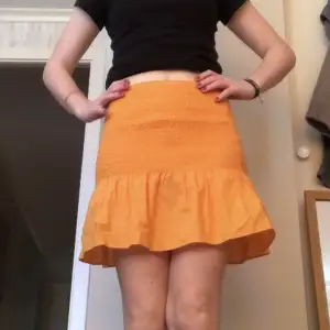 Orange volangkjol från hm. Säljer då det inte är min stil länge.