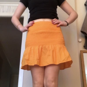 Orange volangkjol - Orange volangkjol från hm. Säljer då det inte är min stil länge.
