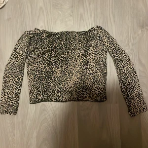 Leopard tröja - Tröjan början bli för liten för mig, den är i storlek 158-164. Den är använd men i fint skick!