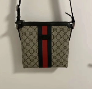 Gucci messenger bag - Säljer min gucci Messenger jag nu för har ingen användning av den har haft den i cirka 1 år och nu har jag tänkt att sälja den . Denna model på gucci Messenger bag är väldigt unik pågrund av att den har slutat säljas och nu väldigt svår att få tag i 