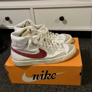 Nike blazers mid”77 vntg - Säljer fräscha Nike blazers lite små smutsiga på sulan men det blir alla skor efter en stund annars väldigt bra skick