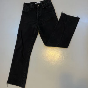 Svarta jeans  - Svarta jeans från Zara, strl 36, 200kr + frakt. Fler bilder skriv privat, läs min profil.