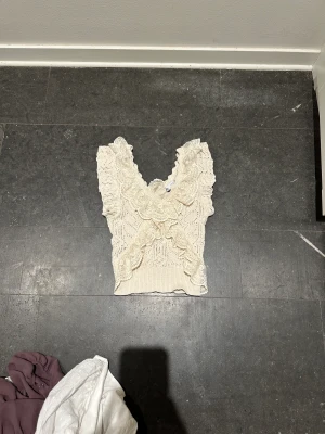 zara topp 🫶🏽 - den populära toppen från zara. aldrig använd men hann inte lämna tillbaka. storlek s 🤍