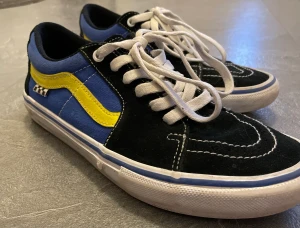 Vans - Säljer ett par Vansskor i storlek 41. (26,5cm) Använt endast några gånger. Fint skick! Finns i Örebro Nypris: 899 
