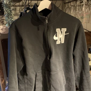 Nike tröja - Säljer min snygga Nike halfzip tröja. Den är svart och är i storlek M. Skick enligt bild. Finns i Gävle eller skickas med PostNord privat eller via plick