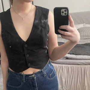 Kostymväst - Kostymväst med lapparna kvar, dvs aldrig använd! Kom ej till användning helt enkelt :)