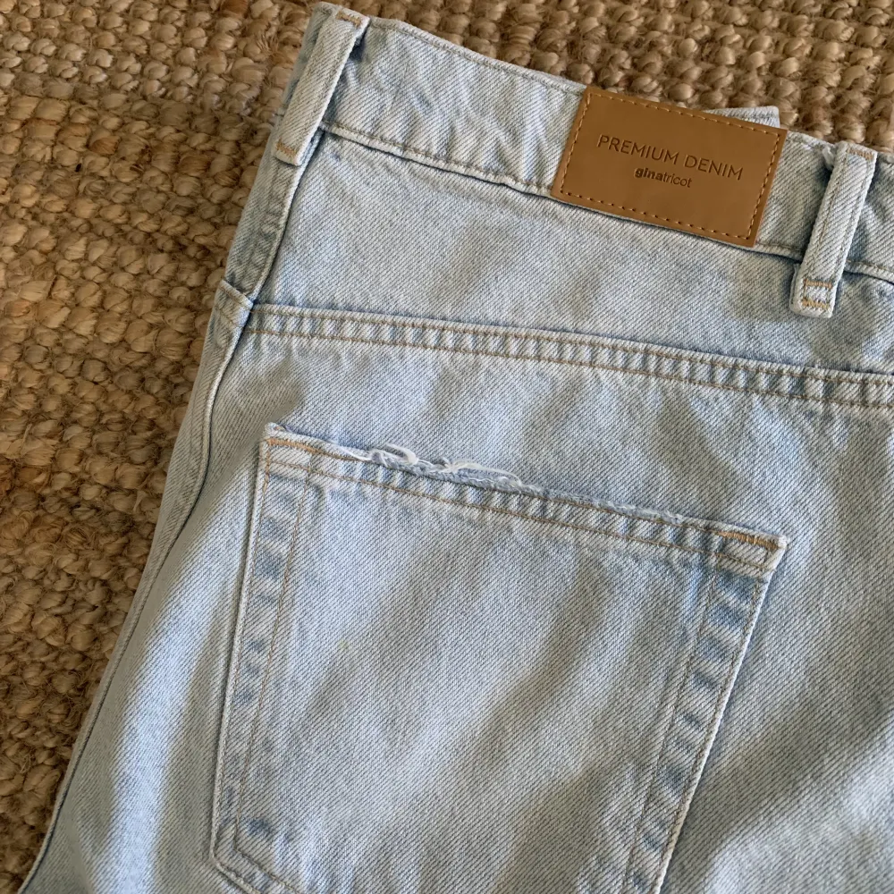 Jeans i modell 90s High Waist från Gina Tricot. Använda någongång men blivit liggandes i garderoben. Köparen betalar frakten och pris kan diskuteras vid snabb affär🥰. Jeans & Byxor.