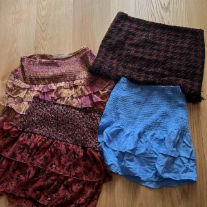 Shorts &kjolar - 7 st kjolar och shorts! Skriv privat för vilken du vill köpa och om storlek!💕⭐️ alla är i storlek S eller M  OBS den högst upp till vänster(orange rosa) på första bilden även den nedersta röda, den blåa på första och shortsen på andra är sålda!