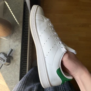 Stan Smith herr  - Adidas stan Smith till salu. Använd endast en sommar och inte kommit till så mycket användning. Skick 7/10, går att lösa enkelt med en sko tvätt. Ny pris: ca 1000 kr, mitt pris: 349