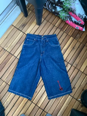 Wu Tang Shorts  - Wu tang jorts as feta o vintage perfekta inför sommaren