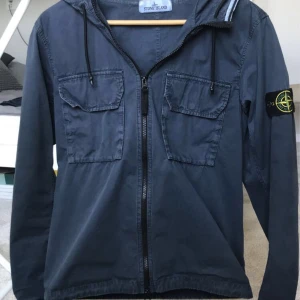 Stone island jacka - Svin snygg och nästan helt ny stone island jacka. Inga defekter och bara använd 3 gånger.ny pris 4400. Pris kan diskuteras!