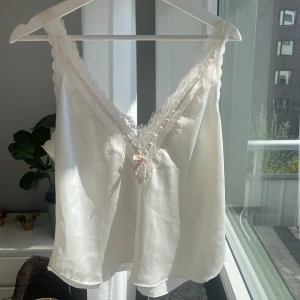 Vitt linne med spets - Såå gulligt vitt linne med spets och ljusrosa detaljer 