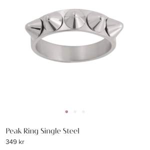 Säljer denna populära coola edblad ringen då det inte är min stil! Den är aldrig andvänd vilket betyder att den är i väldigt bra skick🫶🏼Storlek 17,5💓