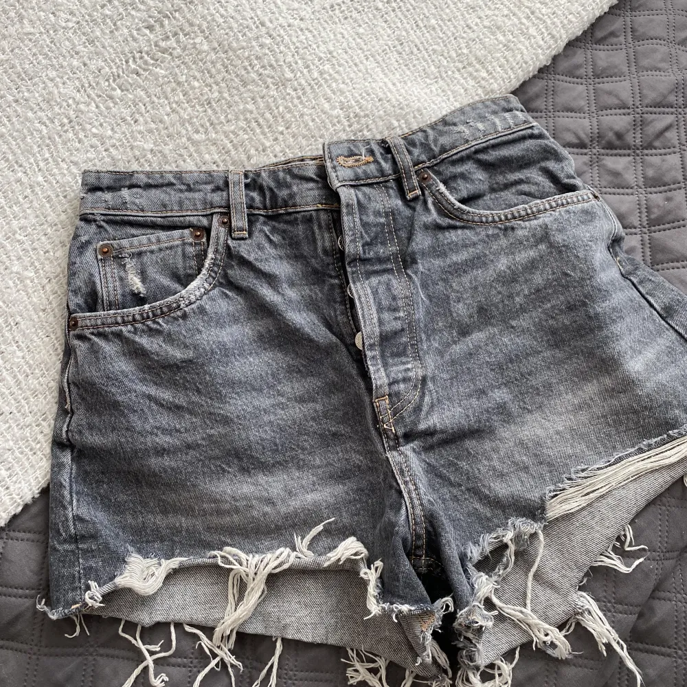 jättefina jeansshorts från zara, köpta förra året och är knappt använda 🤍 150kr + frakt 📦 . Jeans & Byxor.