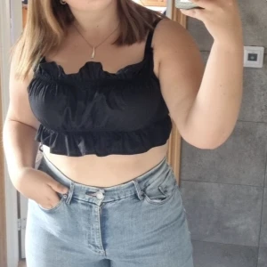 Topp - Snygg kort topp använd 1 gång. Funkar att ha bh under