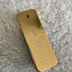 One million perfym  - Fräsch och nice perfym, ungefär hälften kvar. Säljer då jag inte använder den mer. Pris kan diskuteras. OBS: betalar ej frakt 