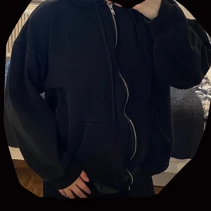 Svart brandy Melville kofta - Svart kofta från brandy Melville. Använd fåtal gånger.