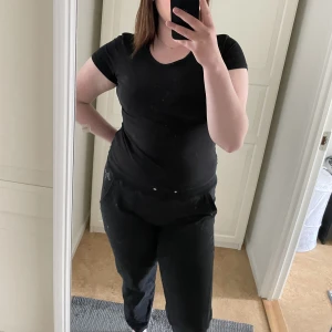 Mjukisbyxor  - Svarta sköna mjukisar. Utan snören. Storlek M/38. Inte högmidjade men inte heller lågmidjade. Kan mötas upp i Ed och Bengtsfors annars skickas mot fraktkostnad.☺️