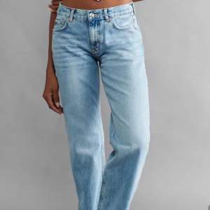 Säljer mina low straight jeans ifrån Gina Tricot. De är uppsprättade längst ner och ca 83cm i innerbenslängd. I fint skick.