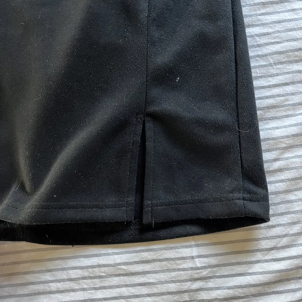 Jättefin och skön svart kjol i sammetstyg. Har dragkedja och slits. Använd ett fåtal gånger & har inga skador eller liknande:). Kjolar.