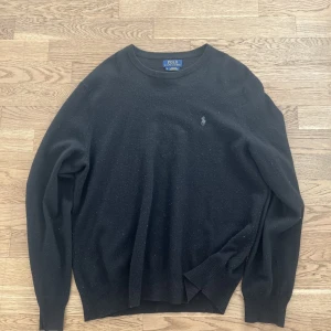 Ralph lauren tröja - Stickad ralph lauren tröja, välidgt fint skick, köpt för 1300 och säljer för att jag inte använt den så mycket på senaste