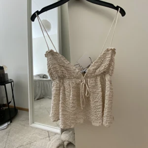 Topp - Säljer denna topp från Zara som va superpopulär får ett år sedan. Den är aldrig använd och har prislappen kvar!🤩