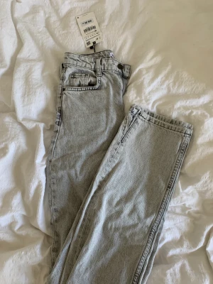 Zara jeans  - Aldrig andvänt, prislappen sitter fortfarande kvar dö de var för små, kontakta mig vid eventuella frågor 🤩
