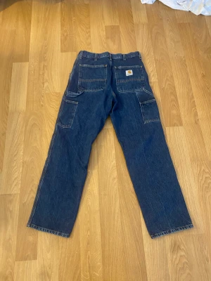 Carhartt singel knee - Säljer mina sprillans nya Singel Knee eftersom de är lite små på mig, använda och tvättade en gång. 