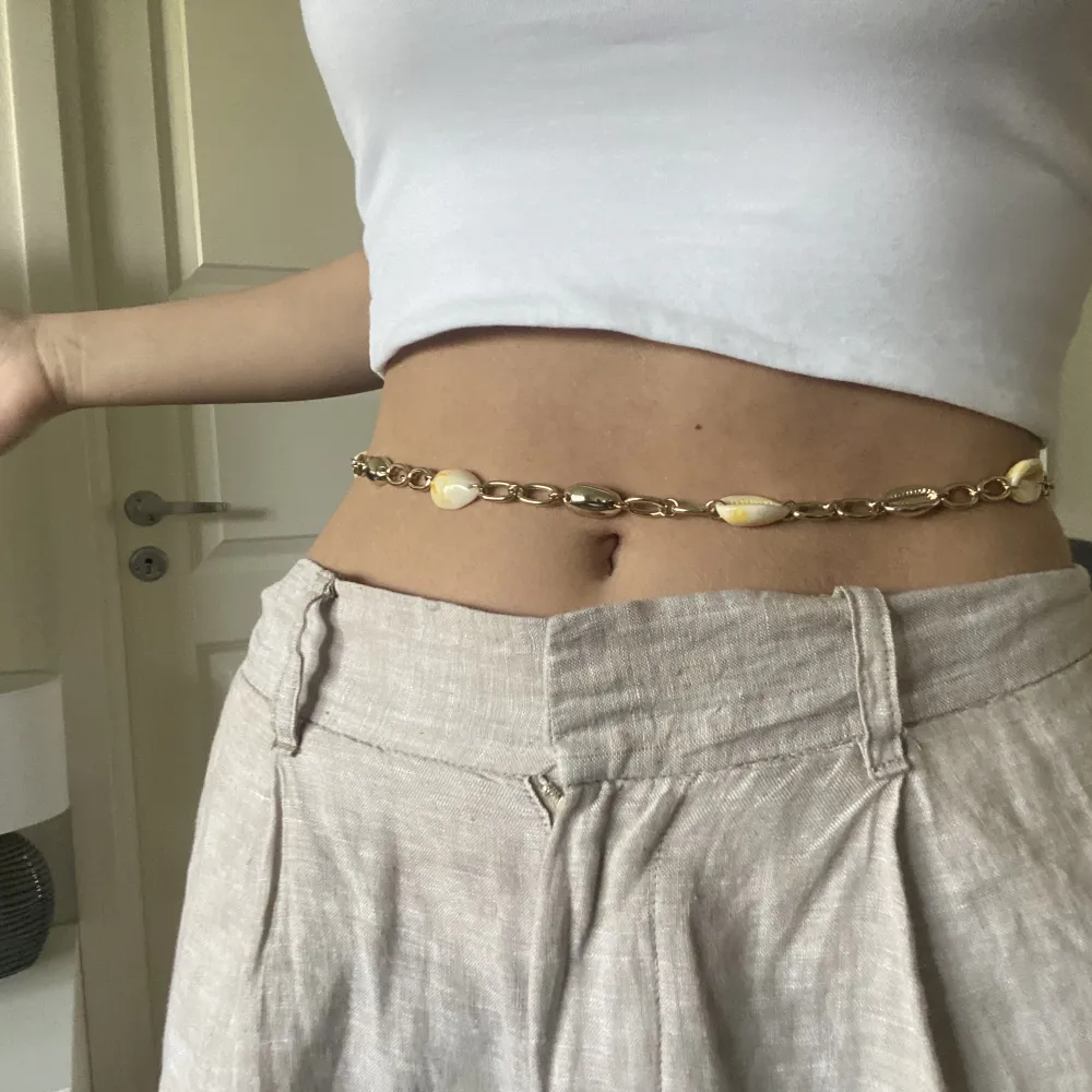 Bellybeads / bälte av lotsas snäckor 🧡Så snyggt på sommaren, med klänning eller bikini! Frakt tillkommer:). Accessoarer.